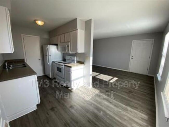 Primary Photo - 1606 E Kansas City Rd
