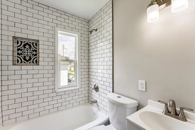 Building Photo - 1362 Clinton St