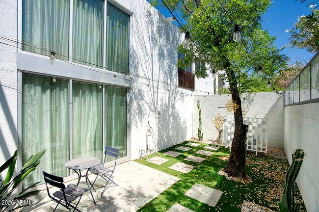 Building Photo - 3261 E Camelback Rd