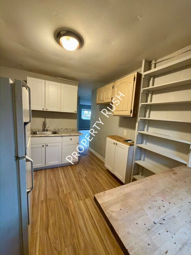 Building Photo - 706 W 47th St