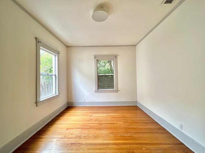 Building Photo - 1343 Portia St