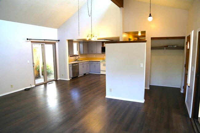Building Photo - Cute 2 bed 1 bath Home 2 Car Garage Office