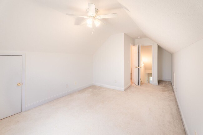 Building Photo - 256 Southbank Dr