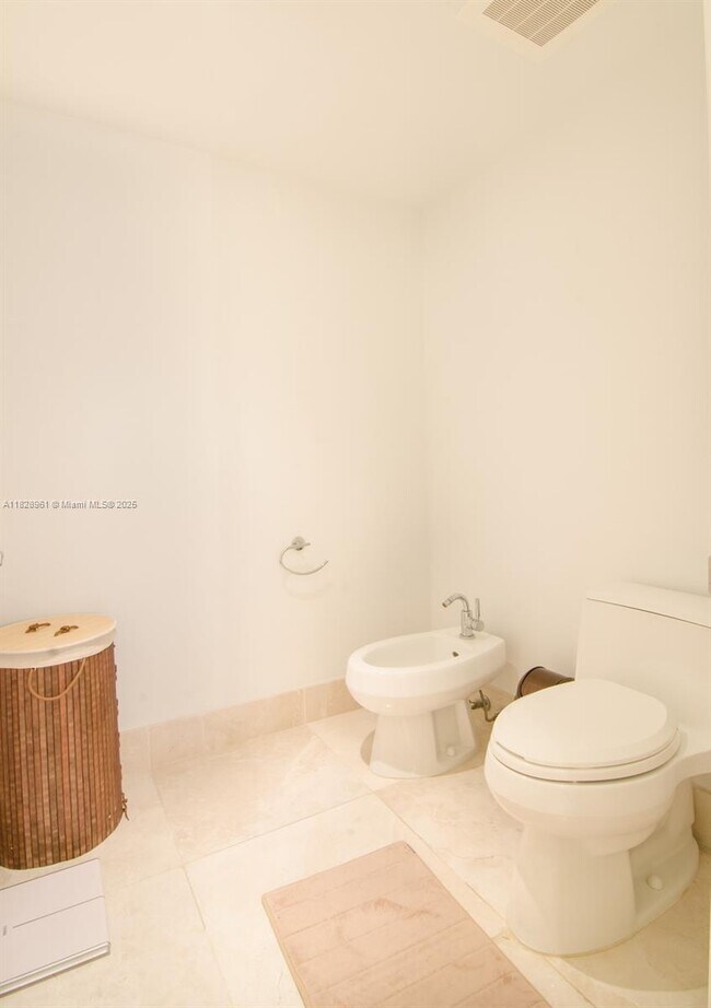 Building Photo - 17001 Collins Ave