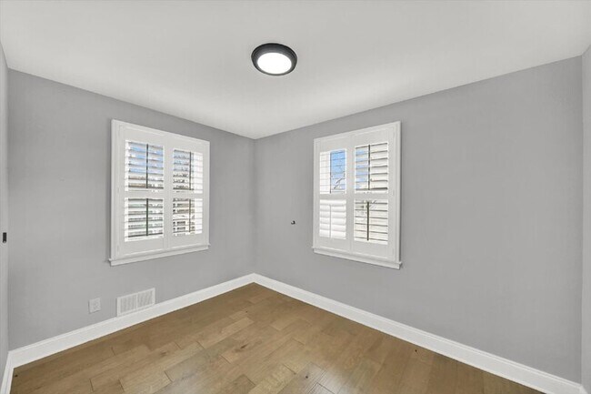 Building Photo - 10523 Howard Ave