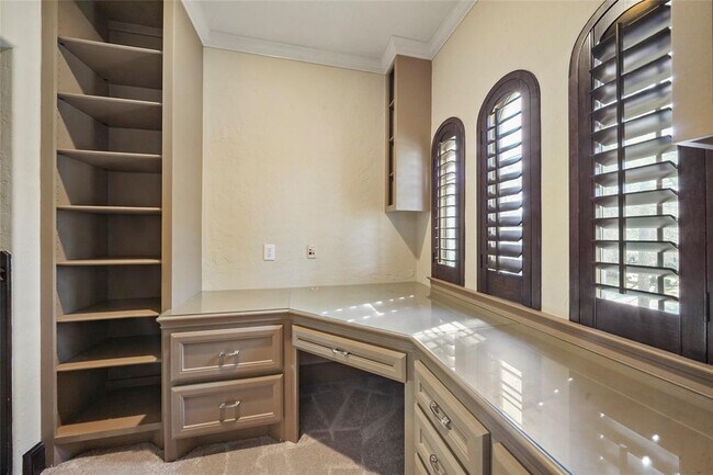 Building Photo - 30 N Palmiera Cir