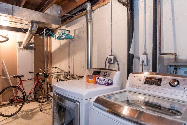 Building Photo - 4BD/ 3.5BA Furnished Townhome in South Bou...