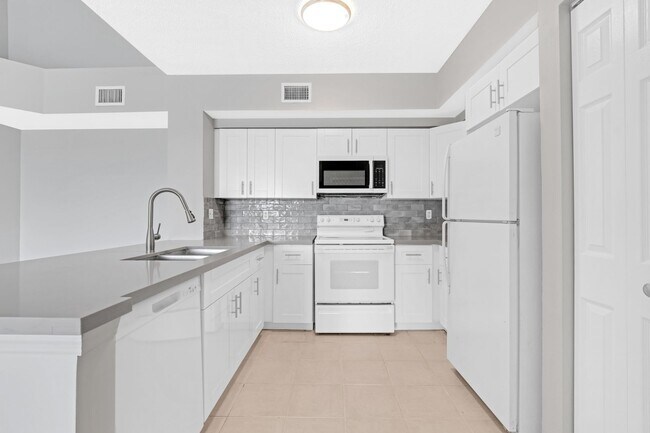 Building Photo - Modern Living in Miramar – 2 Bed/2 Bath Co...