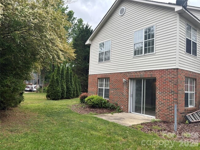 Building Photo - 1000 Mt Holly-Huntersville Rd