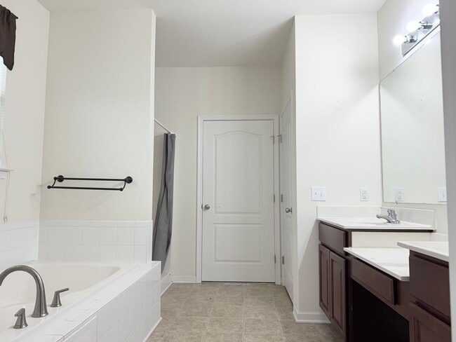 Building Photo - Spacious 3 Bed, 2 Bath Home in Desirable P...