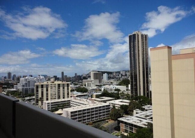 Building Photo - Central Location. Penthouse Condo. Split AC