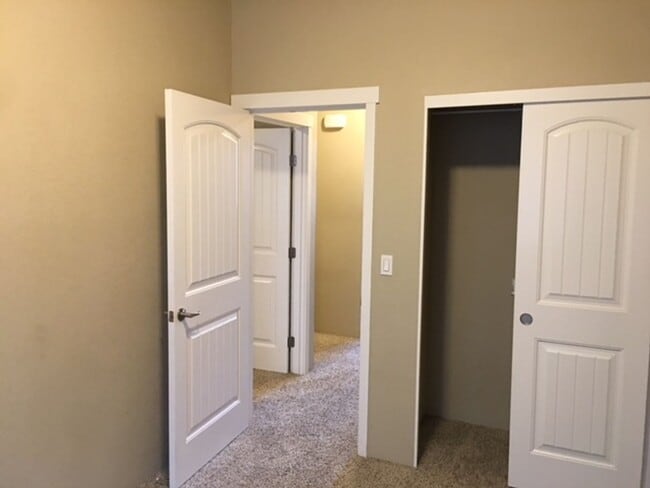 Building Photo - 3 LEVEL CONDO W/ UPGRADES, GARAGE/ FENCED ...