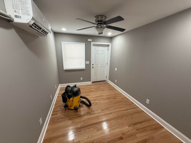 Building Photo - 402 Gunn St