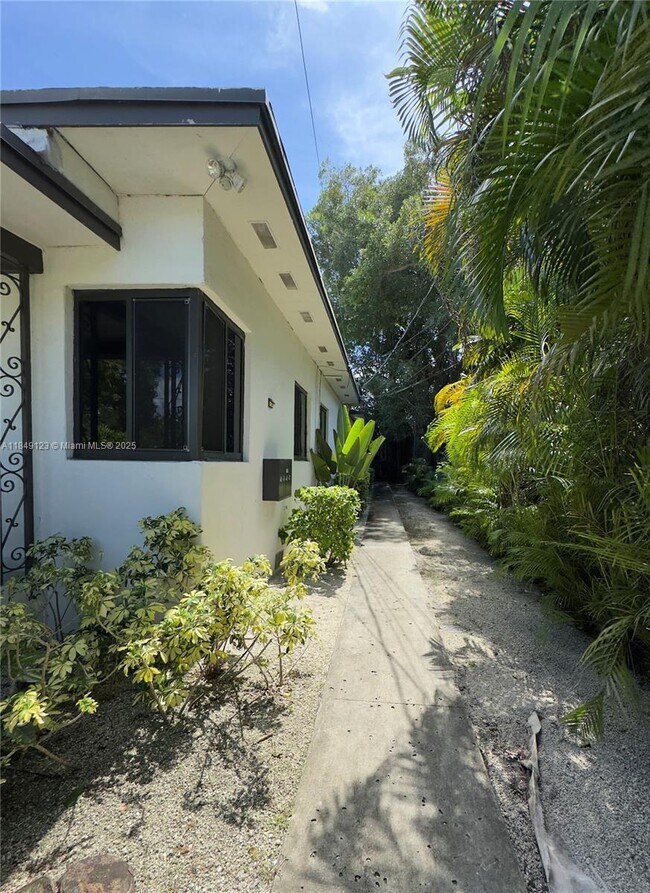 Building Photo - 560 NE 69th St