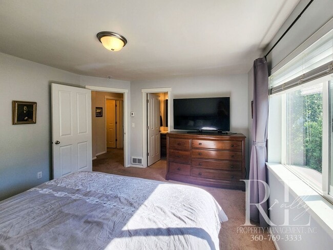 Building Photo - Spacious Silverdale Home with Large Fenced...