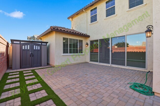 Building Photo - Charming 3-bed/3bath Gilbert Corner Lot Ho...