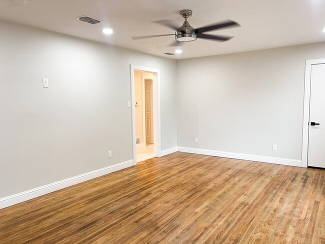 Building Photo - 722 E Strong Pkwy