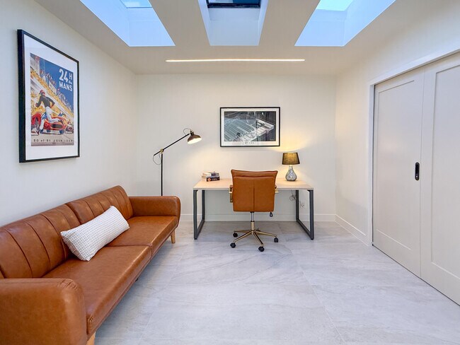 Building Photo - 179 Gran Via