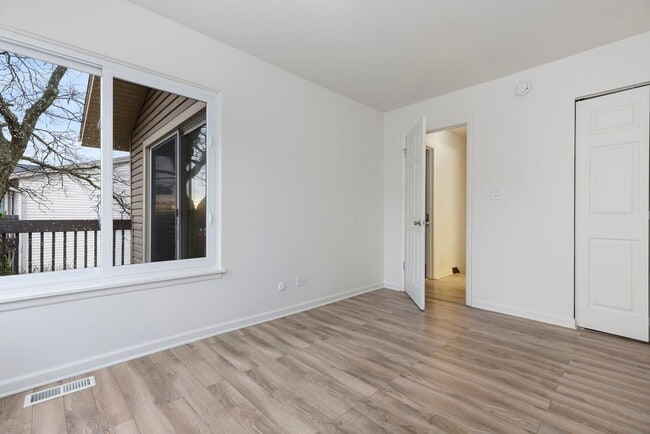 Building Photo - 1353 Kingsbury Dr