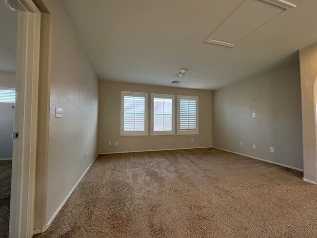 Building Photo - Beautiful 4 Bedroom Home in Mountains Edge!