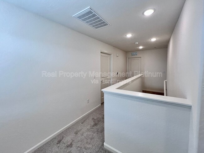 Building Photo - 6596 E Cresthaven Dr