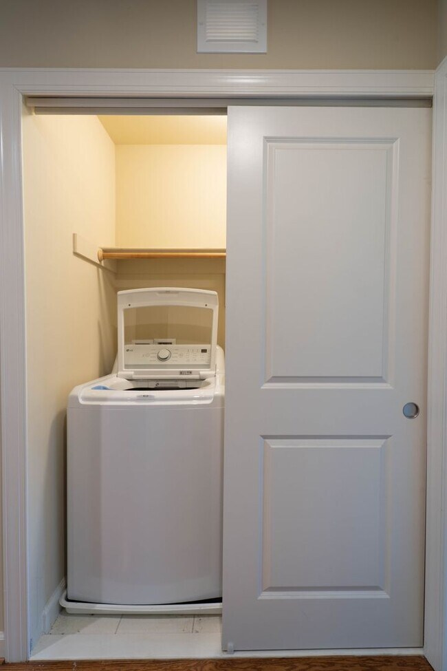 Building Photo - Stunning Centreville Townhome With Excellent Commuter Access