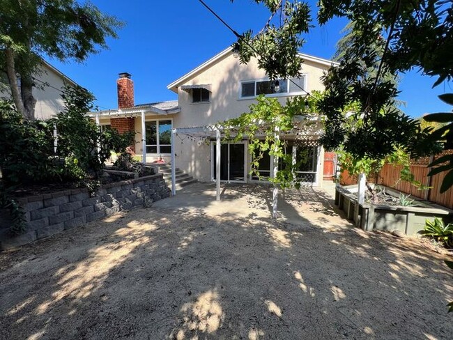 Building Photo - 3 Bed / 2 .5 Bath Home with Private Yard i...