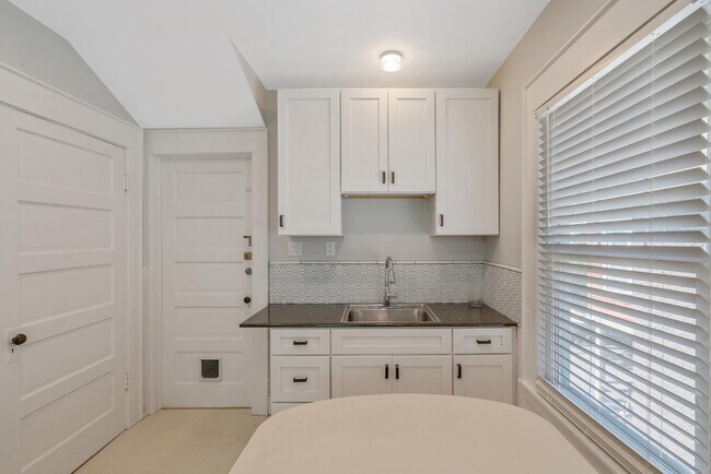 Building Photo - 816-818 Maryland Ave - Upstairs Unit 2
