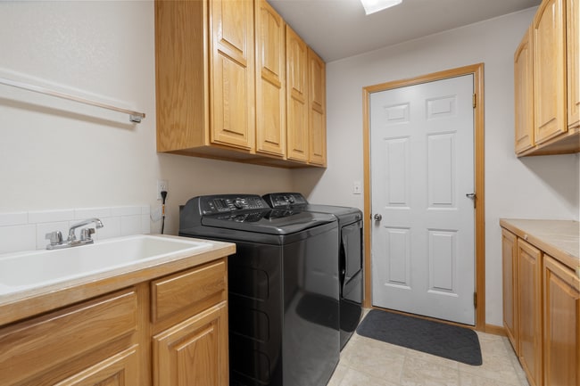 Building Photo - Beautiful 4 Bedroom House with Office