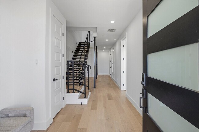 Building Photo - 408 Vista Buena Trl