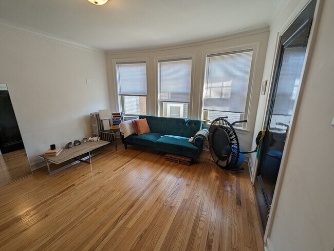 Building Photo - Spacious 1 BR - New Renovation Near the La...