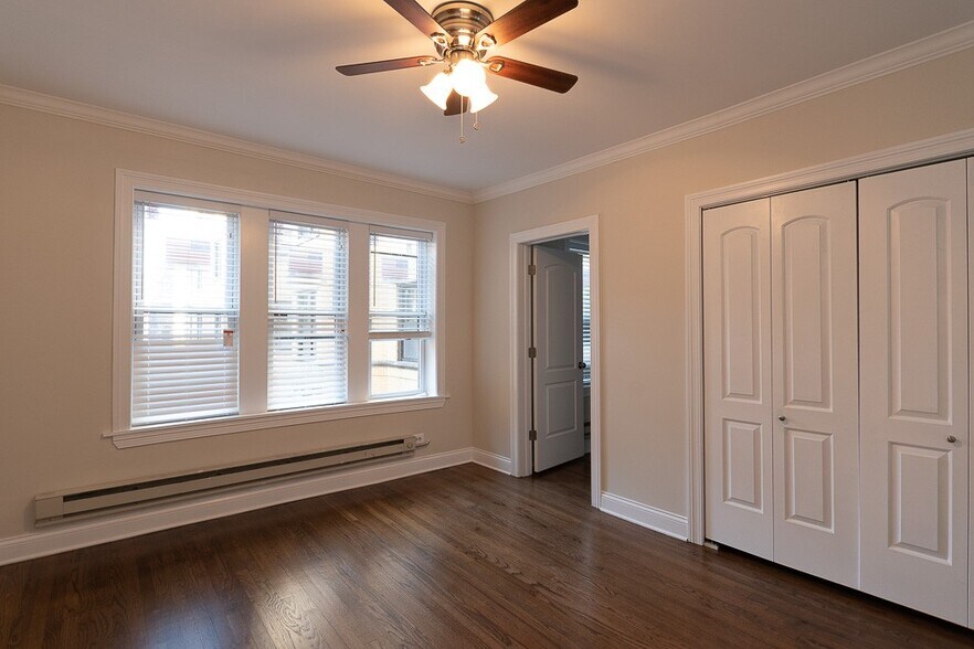 Building Photo - 3826 N Greenview Ave