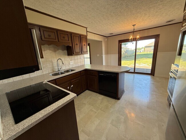 Building Photo - Spacious 3-Bedroom Ranch for Rent in Franklin, KY!