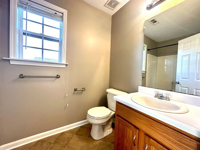 Building Photo - Cozy Single-Family Home with a Fenced Backyard