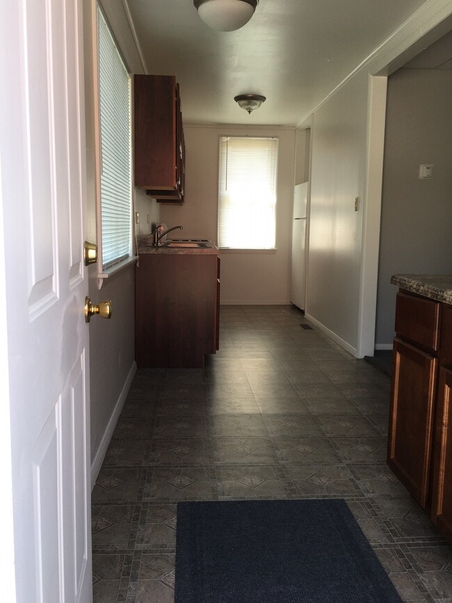 Building Photo - 710 Moen Ave