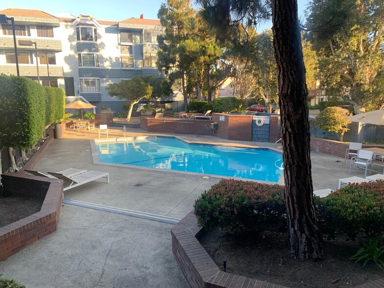 Pool - 310 Tahiti Way