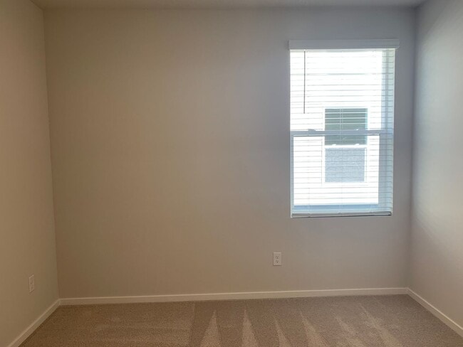 Building Photo - 4 BED/2.5 BATH PLUS A HUGE BONUS ROOM! HIGH END FINISHES! LARGE FENCED BACKYARD !