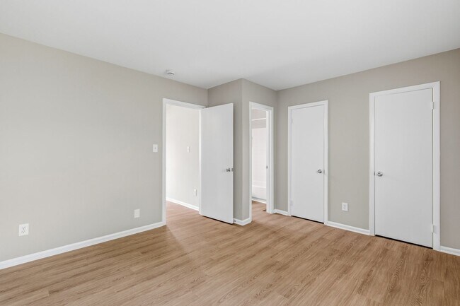 Building Photo - Updated 2-bedroom, 2.5-bath property Greensboro!