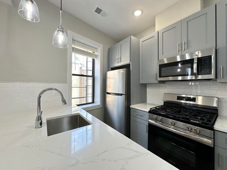 Building Photo - 435 W Belden Ave