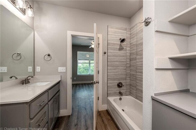 Building Photo - 1510 N Gregg Ave