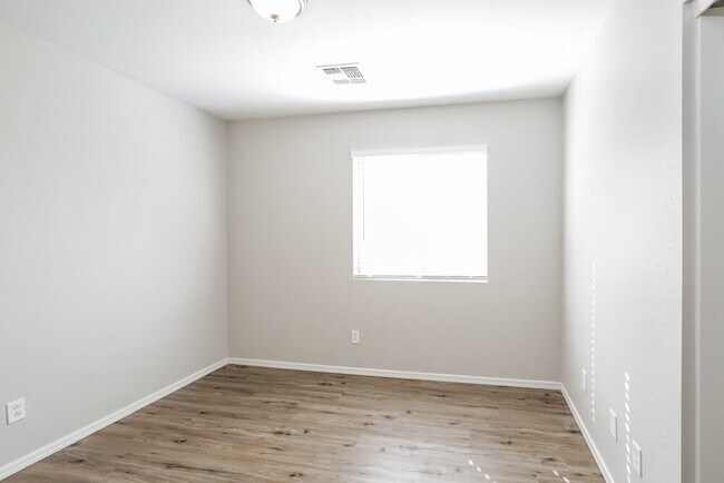 Building Photo - 4314 N 124th Ave