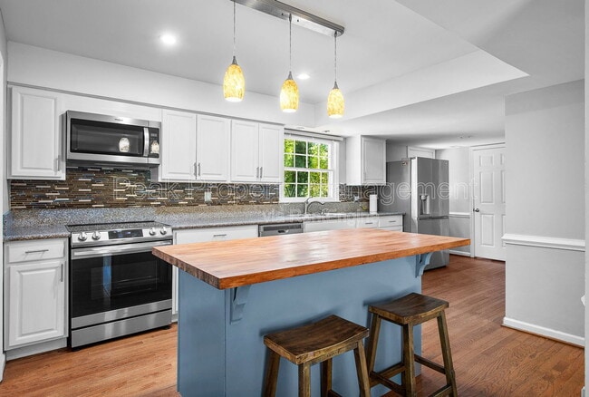 Building Photo - 2353 Shoreham Dr