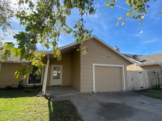 Building Photo - 3 bedroom duplex in Broken Arrow!