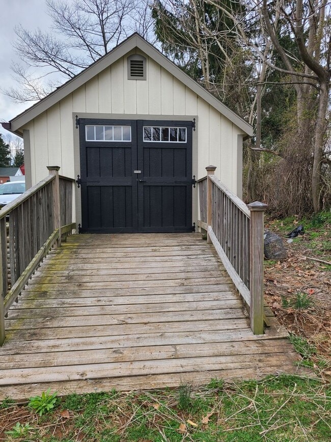 Building Photo - Spacious 2 Bedroom Home with possible 3rd bedroom or office space!