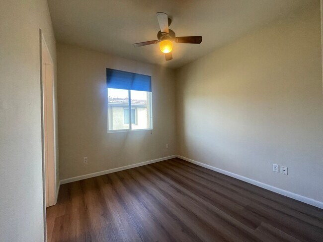 Building Photo - Tri-level 3 bedroom 3.5 bathroom townhouse...