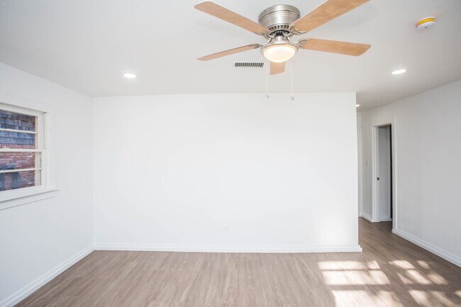 Building Photo - Short-Term Lease!