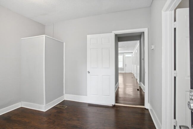 Building Photo - 923 W Victory Dr