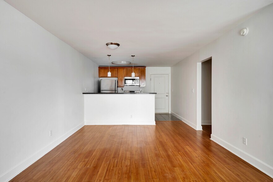 Building Photo - 10982 Roebling Ave