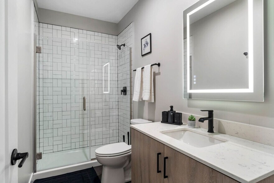 Building Photo - 205 W 4th St