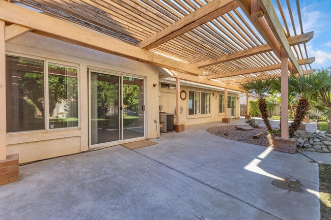 Building Photo - 44295 Las Vistas Dr
